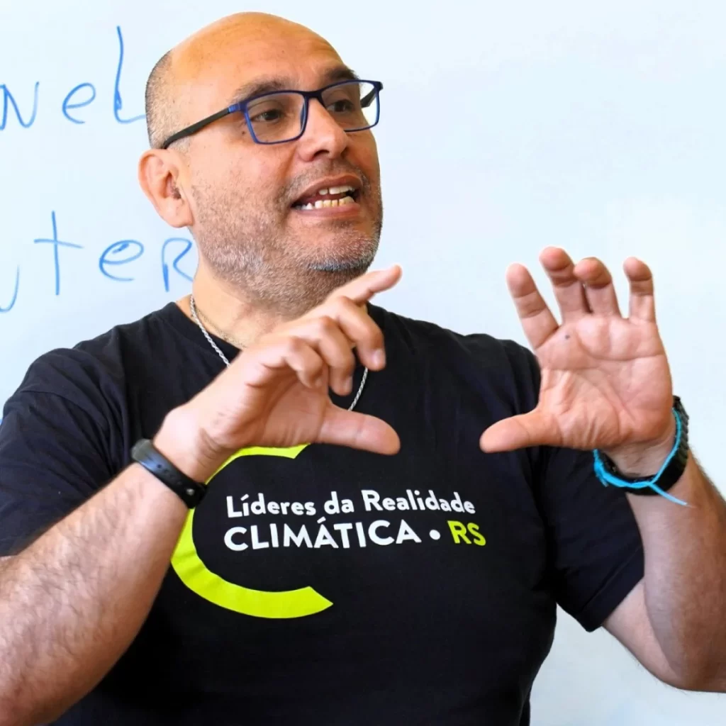 Coordinador Académico del Diplomado. Master Coach Sistémico. Magíster en Educación, con postgrado en Gestión Ambiental y formación en Gestión de Riesgos por la ONU. Ha trabajado en Perú, Argentina, Brasil, Honduras, Ecuador, Mozambique y Chile. Consultor y formador internacional con enfoque en sostenibilidad, espiritualidad y transformación cultural. Su visión sistémica integra ciencia, física cuántica e inteligencia emocional, promoviendo una comprensión profunda de la interdependencia entre vida, planeta y humanidad.