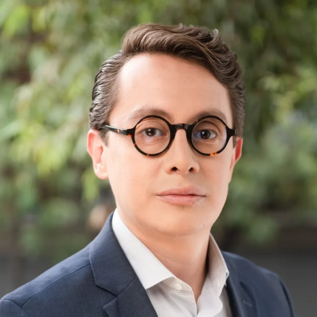 Abogado especializado en derecho energético y promotor de la economía circular en América Latina. Licenciado en Derecho (Facultad de Derecho de la Barra Nacional de Abogados), con especialización en Derecho Administrativo y Energético (UNAM). Fue Subdirector y Director de Área en la Secretaría de Energía de México. Es autor del estudio sobre bioenergía presentado en el Encuentro Iberoamericano de Biomasa y coautor del capítulo “La economía circular como medida de eficiencia energética” (ITAM – Univ. de Houston). Consultor Senior en Estrategia Circular MX y colabora con Rafiqui.