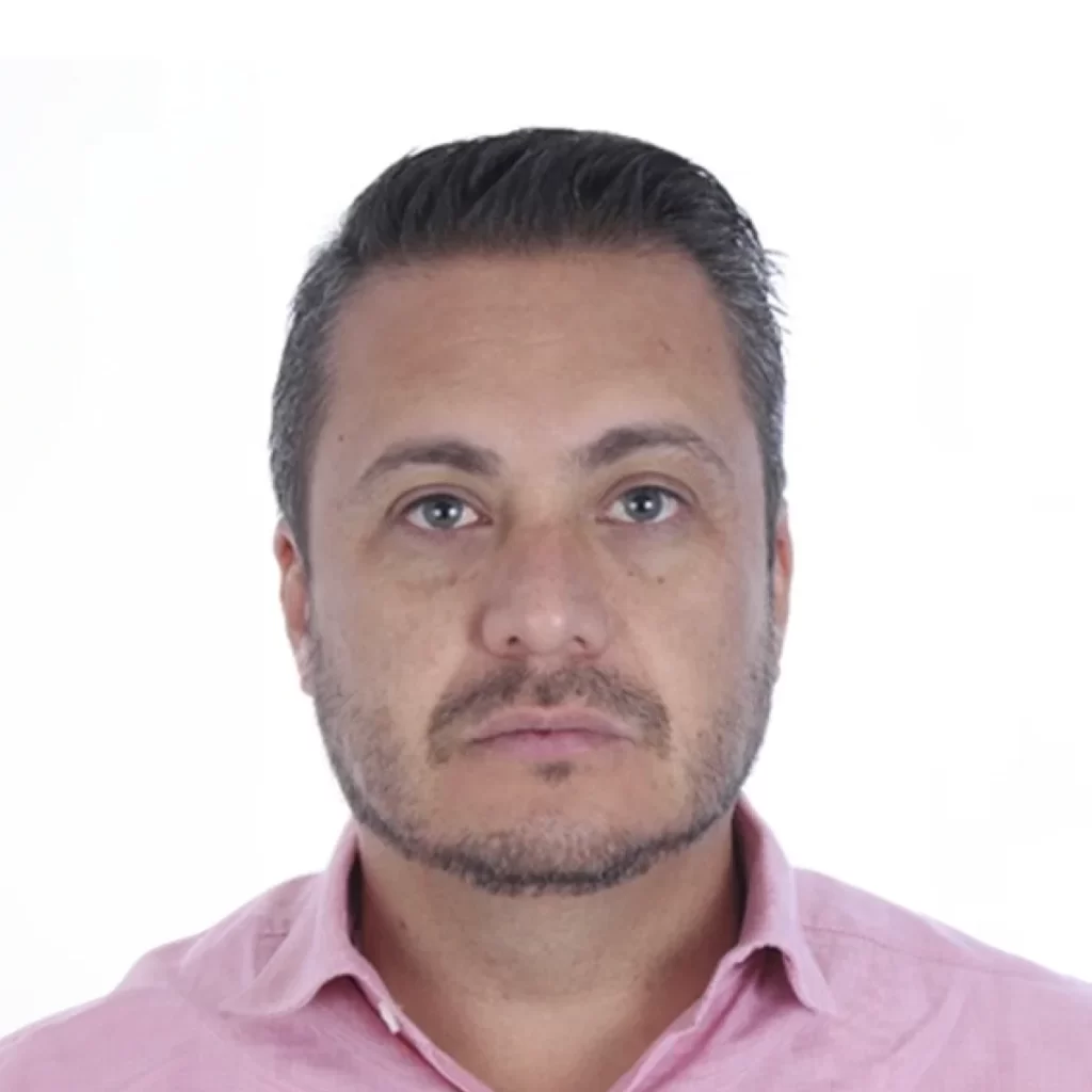 Ingeniero ambiental con más de 20 años de experiencia en el sector energético y de servicios, tanto en empresas privadas públicas y carteras de estado, docente en varias Universidades a nivel nacional en maestrías de Gestión ambiental y seguridad industrial; Asesor consultor del banco mundial y de empresas importantes en la industria en general. Actualmente dirigiendo la Fundación Ecogestión con proyectos de ayuda comunitaria y prevención de la contaminación ambiental.